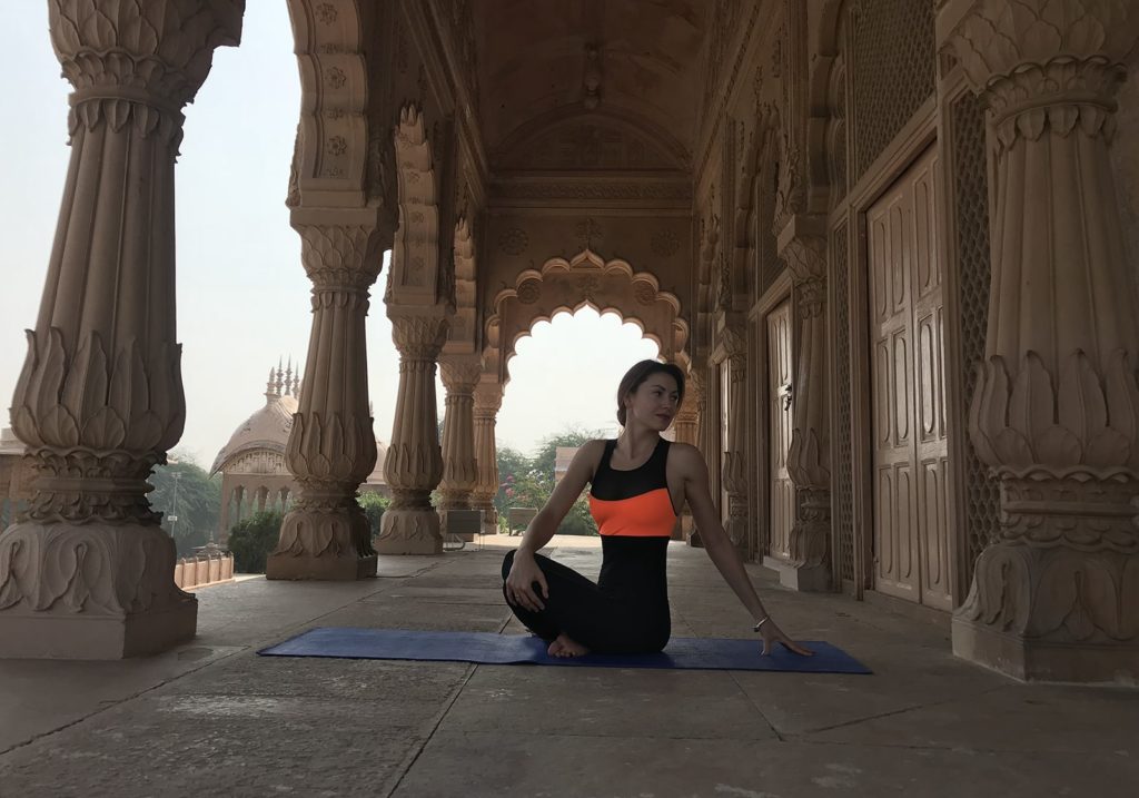 Sukhasana Parivrtti